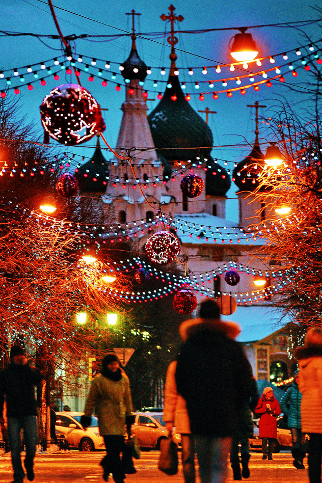 New Year's decorations near a church in one of Russia's most ancient cities of Yaroslavl. Source: ITAR-TASS