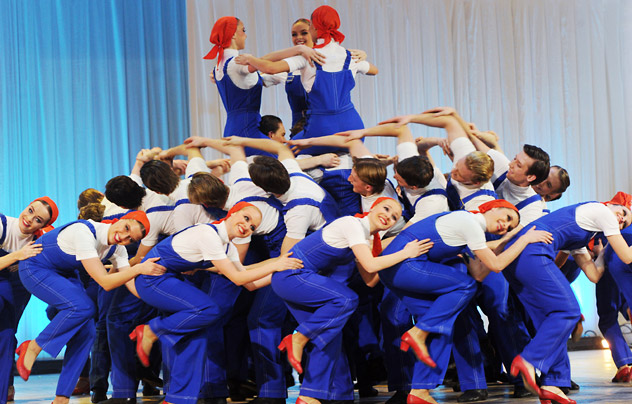 A scene from the folk dance coreography Labour Day performed by the Igor Moiseyev State Academy Folk Dance Ensemble, during a concert at the Tchaikovsky Concert Hall dedicated to the ensemble's 75th anniversary. Source: RIA Novosti / Vladimir Vyatkin