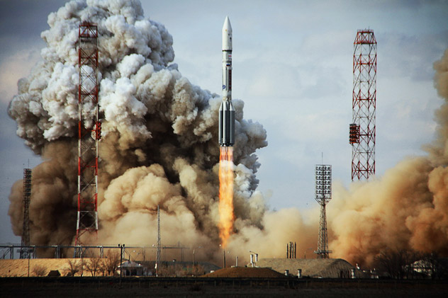 KAZAKHSTAN, BAIKONUR : A Russian Proton rocket carrying a US Intelsat-22 satellite blasts off from Kazakhstan's Russian-leased Baikonur cosmodrome on March 25, 2012. Intelsat 22 is a new satellite built by Boeing Space Systems for the Intelsat Corporation. Source: AFP/East News