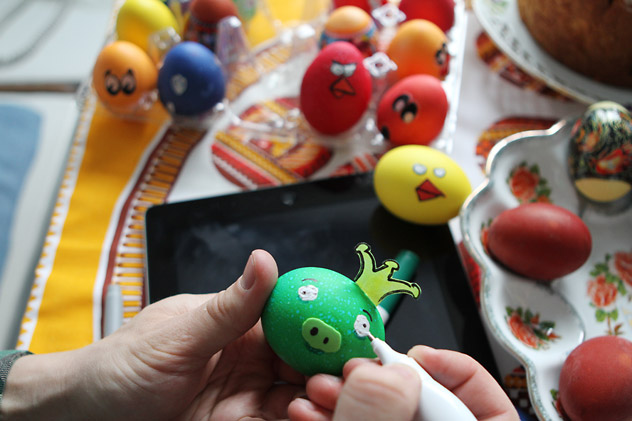 Decoration of Angry Birds-inspired Easter Eggs in Moscow. Source: RIA Novosti / Konstantin Rodikov