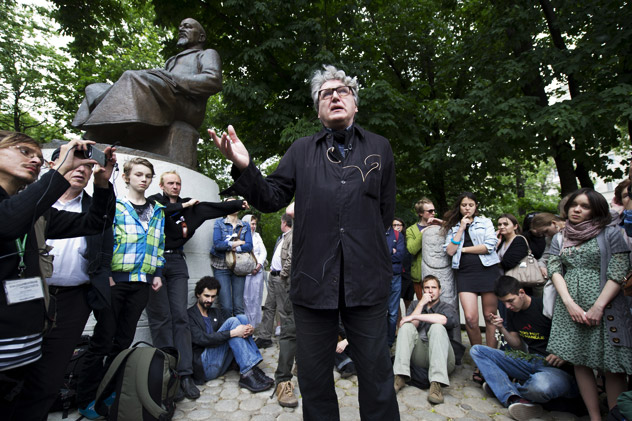 Writer and New York University Professor Boris Groys gives the talk "Modern Culture: From Contemplations to Actions" in front of the Abay Kunanbayev monument at Chistye Prudy. Source: RIA Novosti / Iliya Pitalev