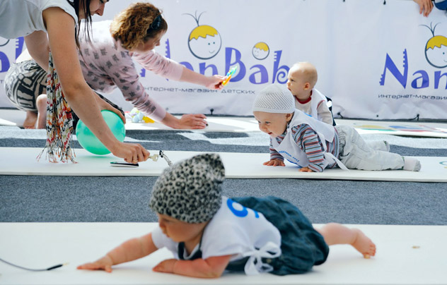 Ekaterinburg, June 16, 2012 - Babies hurry towards their waiting parents during a baby crawling race at the 3rd Yekaterinburg Crawling Babies' Championship at Istorichesky Park. Source: ITAR-TASS