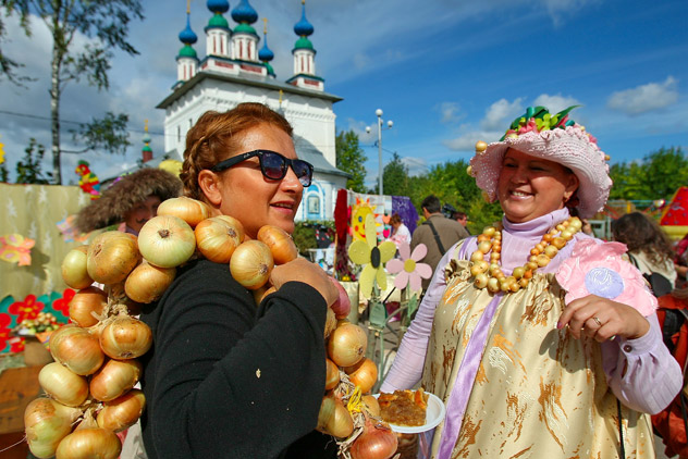 Heute findet in Iwanowo j&auml;hrlich ein Zwiebelfest statt, bei dem man eine gro&szlig;e Auswahl an mit Zwiebeln gef&uuml;llter Teigwaren probieren kann.\n