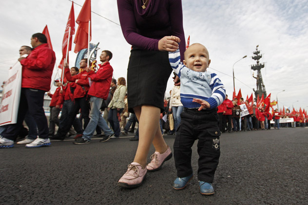 Mother and child - take part in a march on Krimskaya Naberezhaya against the adoption of juvenile justice laws organized by the "Time is of the Essence" movement and the Association of parents' councils and communities. Source: Alexsey Nichukchin/RIA Novosti.