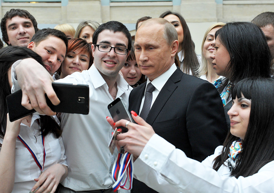 
    Pasang Surut Popularitas Vladimir Putin