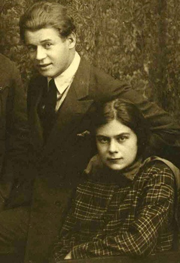 Ayollar tasmali jinsiy aloqa Yubka ostidagi mushukni tomosha qiling