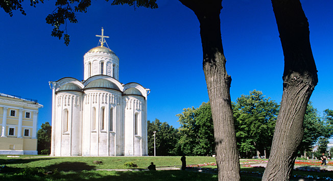 Die Demetrius-Kirche in Wladimir wurde in den Jahren 1194 bis 1197 errichtet.&nbsp;\n