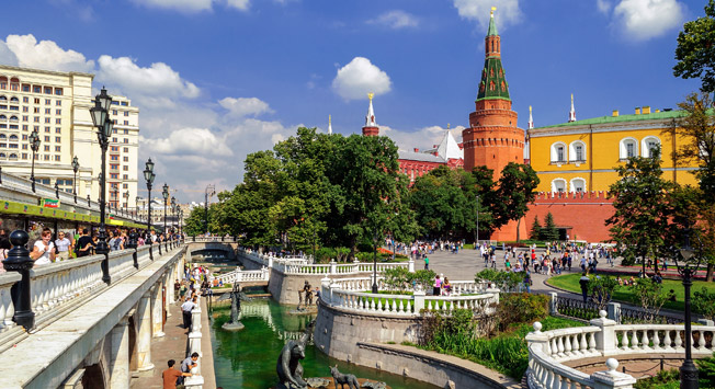Moscow Must-See Sites for Visitors: strolling around the Kremlin