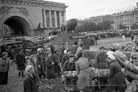 Apesar da fome e dos bombardeios constantes, os moradores de Leningrado continuavam resistindo.