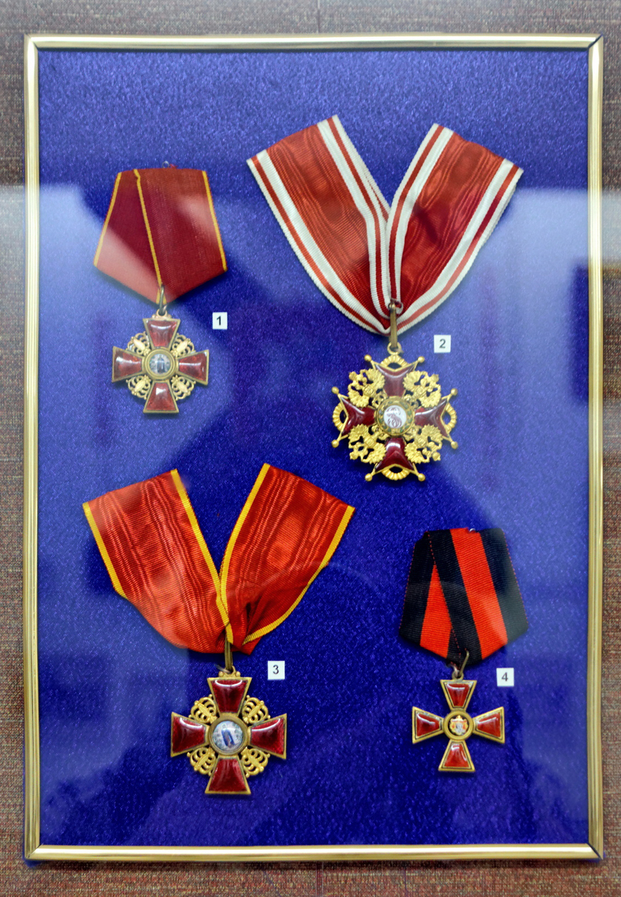 1. L'ordre de Sainte-Anne de 3e classe. 1915–1917. Russie 2. L’ordre de Saint-Stanislas de 2e classe. 1915–1917. Russie 3. L'ordre de Sainte-Anne de 2e classe. 1915–1917. Russie 4. L’ordre impérial de Saint-Vladimir, prince égal aux apôtres de 4e classe. 1915–1917. Russie. Crédit : Alexxx Malev/www.flickr.com