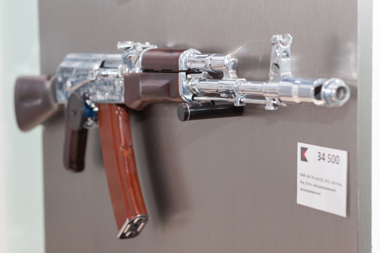 Die Attrappen sehen authentisch aus und lassen sich wie die echten Maschinenpistolen zerlegen. Foto: Vitaly Mikhayluk