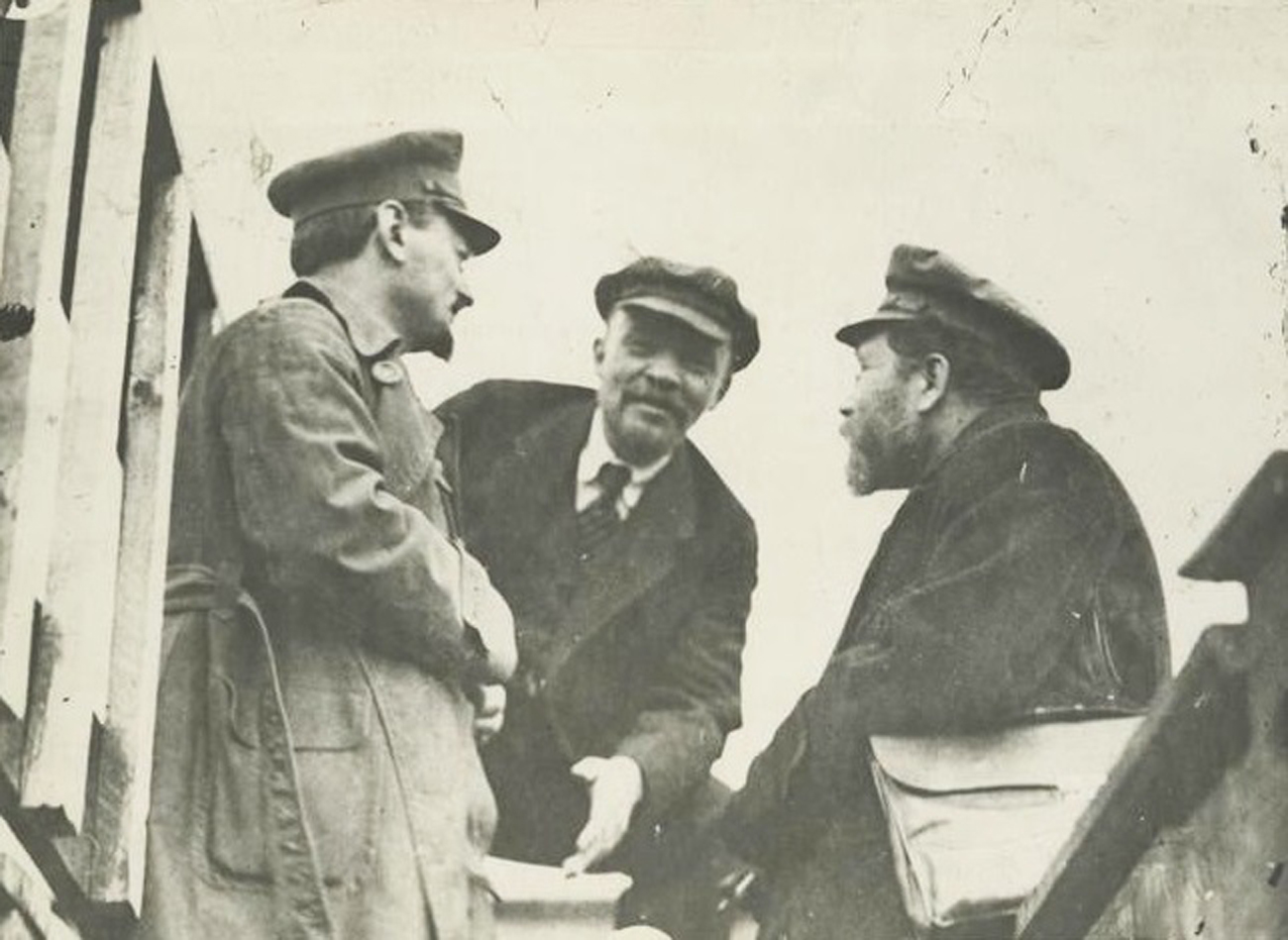 Trotzki (links) im Gespräch mit Lenin (m.) und Kamenew (r.), aufgenommen von Leo Leonidow am 5. Mai 1920 auf dem Swerdlow-Platz in Moskau. / Leo Leonidow / wikipedia.org