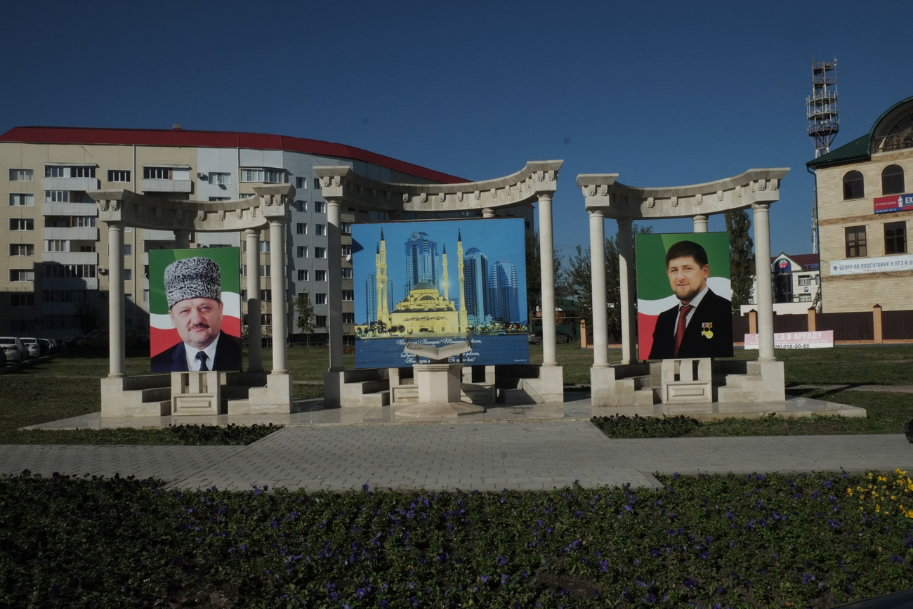 Porträts von Achmat (links) und Ramsan Kadyrow in Grosny.&nbsp;\n