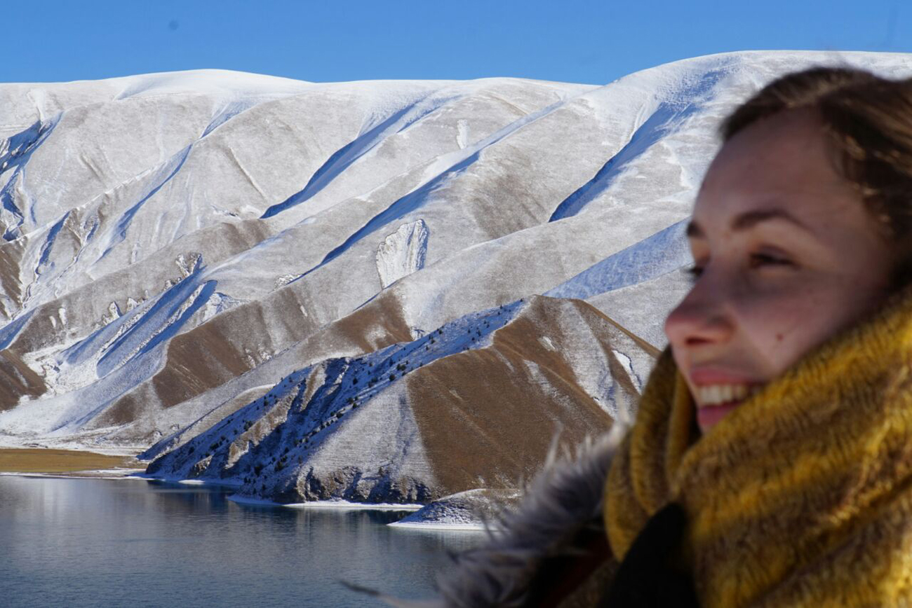 Die Autorin des Artikels am Kesenoiam, einem See an der Grenze zu Dagestan. Foto: Muslim Alimirzaev