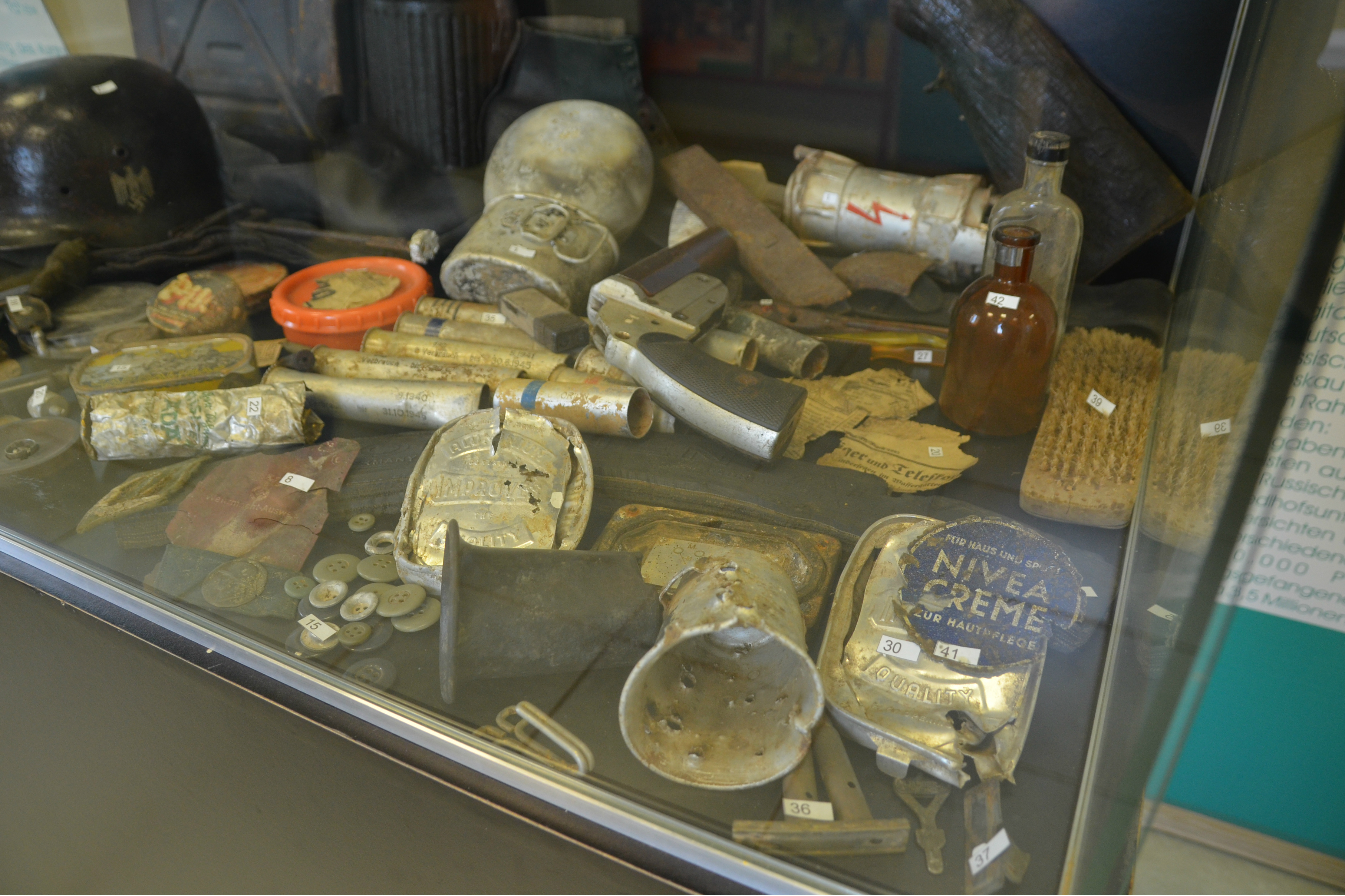 Die Kriegsutensilien im Friedenspark-Museum.\n
