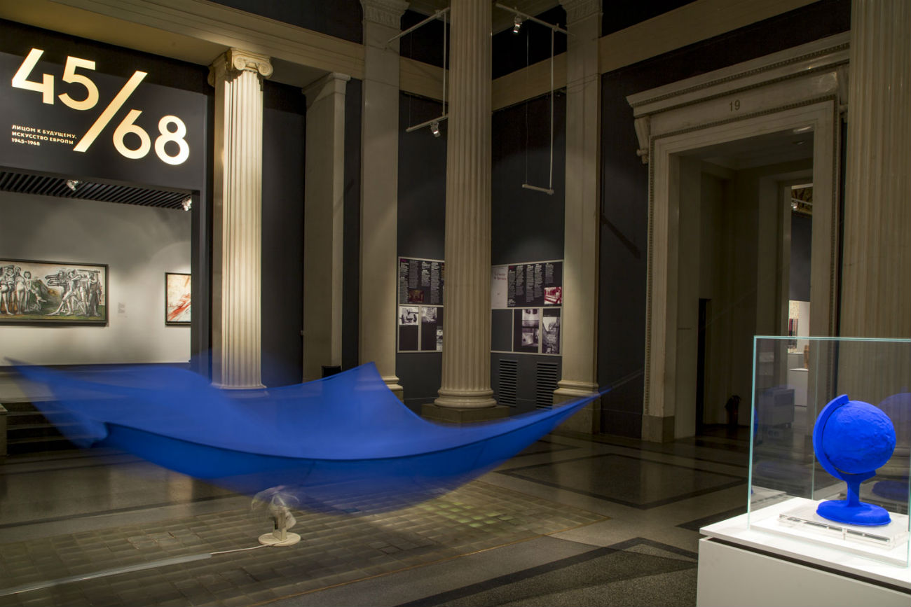Der „Blaue Globus“ von Yves Klein und der „Blaue Segel“ des US-Amerikaners Hans Haacke sind die Symbole der Ausstellung. / Puschkin-Museum Moskau