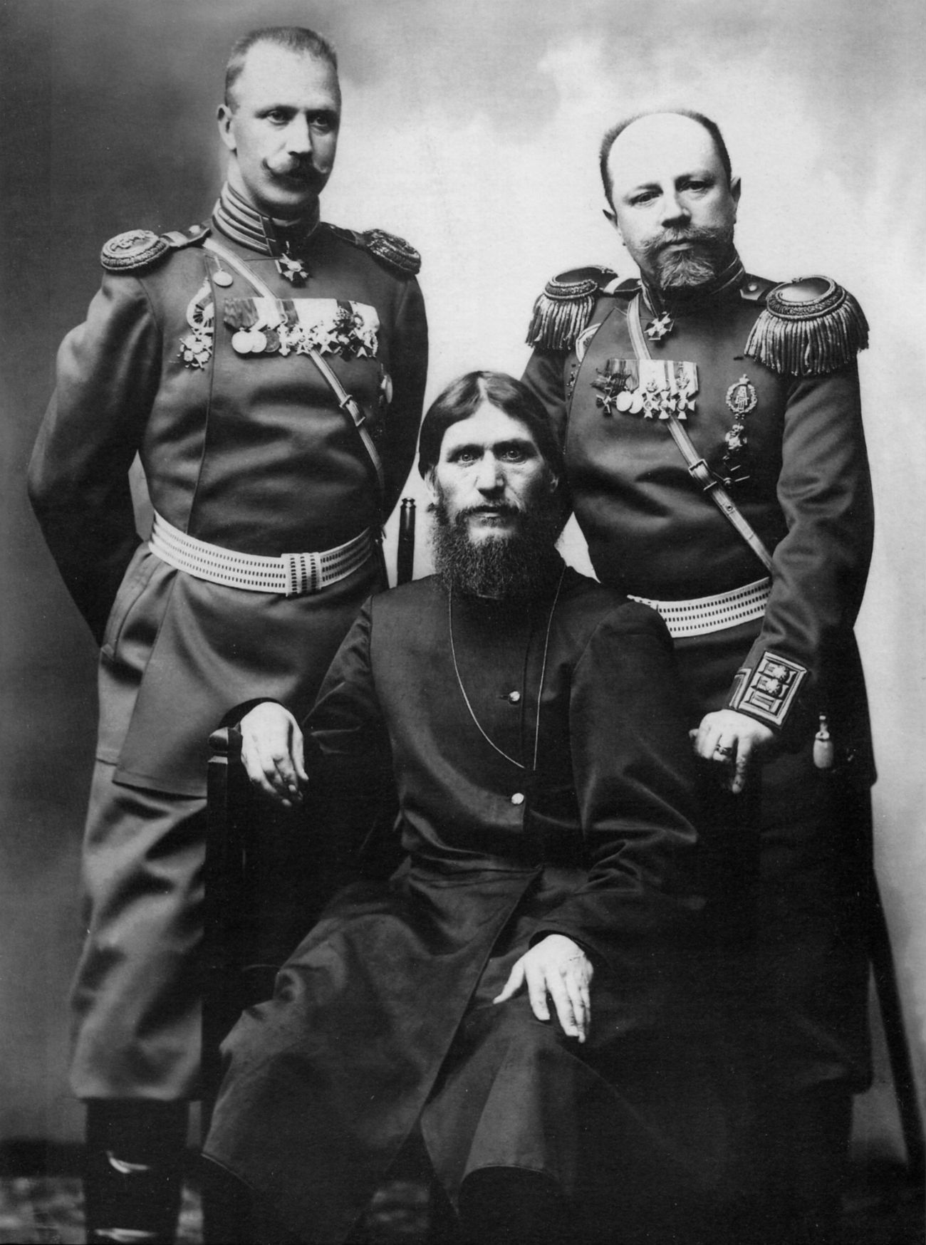 Grigori Rasputin (in der Mitte) mit General Putjatin (rechts) und Oberst Loman (links), 1904.\n