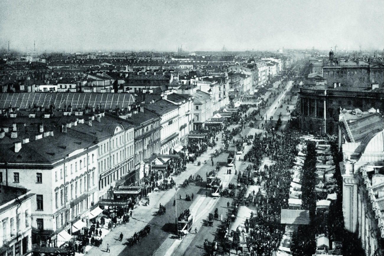 Nach Kriegsausbruch war Deutsch auf der Straße tabu, alle Schilder aud Deutsch wurden entfernt. Wie hier auf dem Newskij-Prospekt, der Hauptstrasse von Sankt Petersburg / Karl Bulla, Bulla-Stiftung