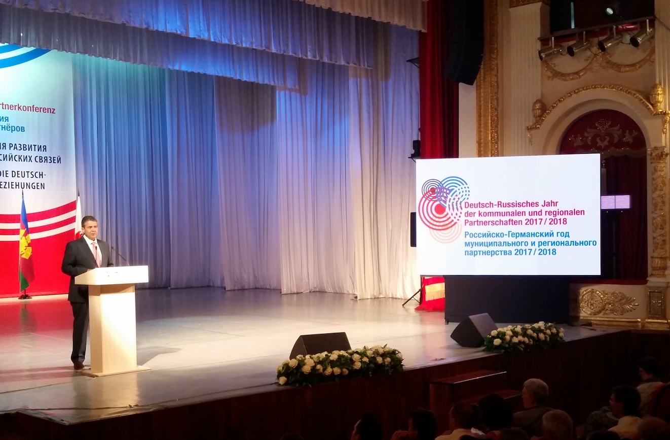 Gabriel bei der Eröffnung der Städtepartnerkonferenz in Krasnodar / Peggy Lohse