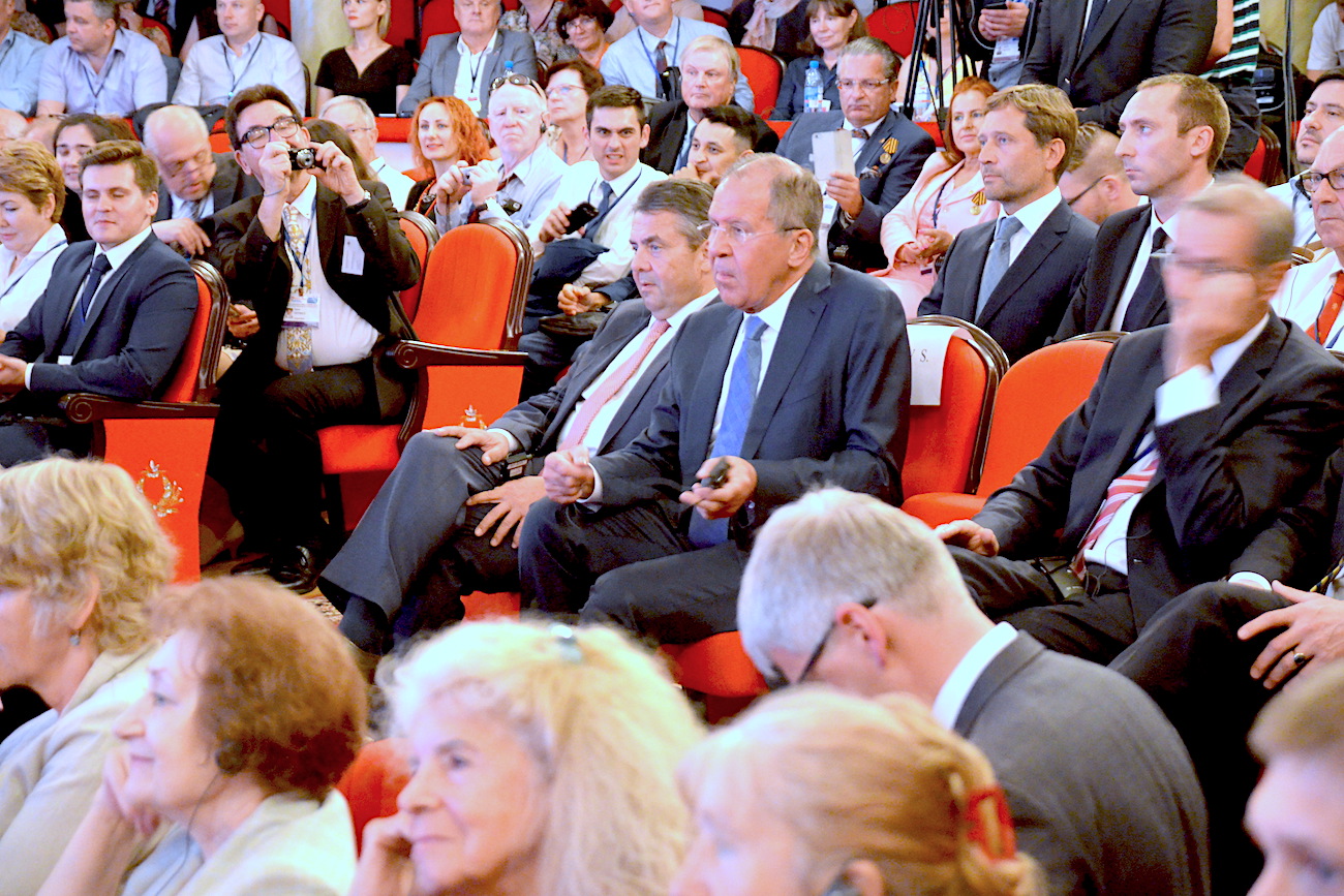 Außenminister Gabriel und Lawrow im Publikum bei der Eröffnung der Städtepartnerkonferenz 2017 in Krasnodar / Peggy Lohse