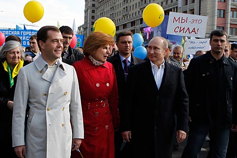 President Dmitry Medvedev and Prime Minister Vladimir Putin celebrating the Labor Day together with ordinary Russians in central Moscow. Source: ITAR-TASS