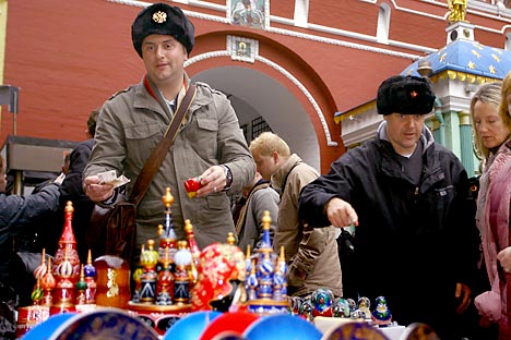 Tourists buying souvenirs in central Moscow. Source: ITAR-TASS