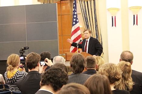 U.S. Ambassador Michael Mcfaul taking the floor in his Moscow residence during Barack Obama's 57th inauguration. Source: RBTH