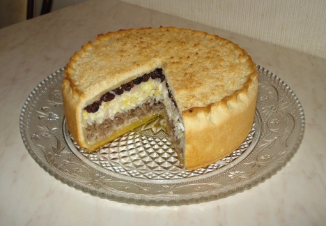 Gubadiya is a wedding pie with layers of meat, rice, chopped eggs, raisins, and dry white cheese. The equivalent of the eponymous dish in the cuisine of Volga Tatars. Source: Lori / Legion Media