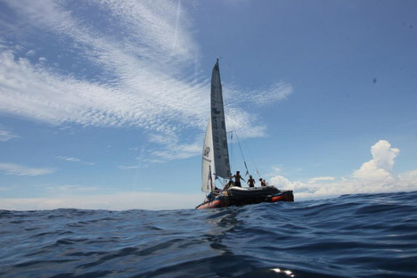 Anatoly Kulik’s four-man team has become the first to circumnavigate the globe in an inflatable catamaran. Source: Ocean.energydiethd.com