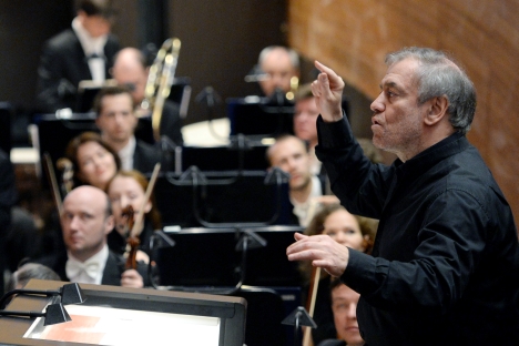 Valery Gergiev conducts an acoustic test in the new stage of the Mariinsky Theater