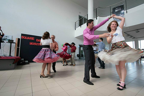 Moscow’s Red ‘Square Dance’ Club turns heads