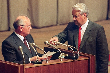 Russia's Independence Day was a part of the political game of the Russian "founding fathers." Pictured: Russian President Boris Yeltsin (R) and Soviet President Mikhail Gorbachev. Source: AFP / PIKO
