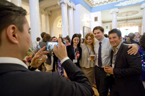 The exchange students and alumni at the Moscow residence of U.S. Ambassador Michael McFaul - Spaso House. Source: U.S. Embassy / Michael McFaul's blog 