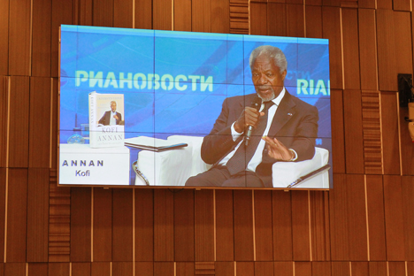 Kofi Annan presenting his memoires in Moscow