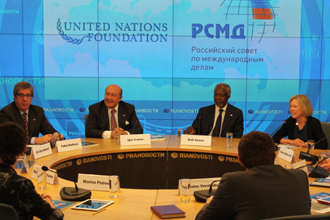 Former Russian Foreign Minister Igor Ivanov (front left ) and Nobel Prize recipient Kofi Annan (right) discussing with UN officials and students the future of global governance