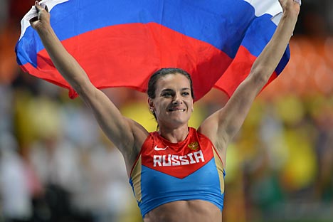 Yelena Isinbayeva did not set 28 world records, but she nevertheless left the Moscow audience wild with excitement after her 4-meter-89-centimeter jump. 
