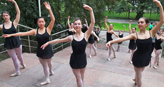 American students plunge into Russian ballet