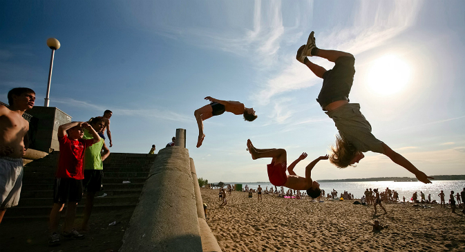 Los jóvenes disfrutan del verano a orillas del Volga. Fuente: Fiódor Sávintsev
