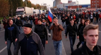 Riot police face off against protestors in southern Moscow