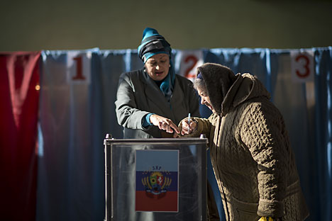 
Residents of Donetsk and Lugansk elect local leaders in contested vote