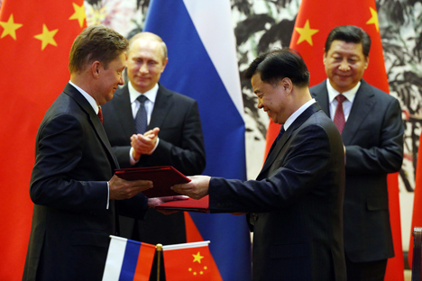 
Press Digest: Putin signs gas deals with China’s Jinping at APEC summit