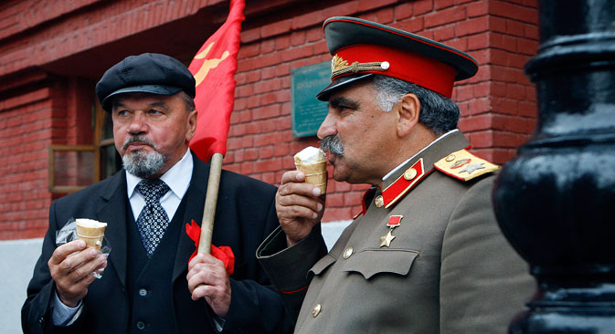 Dua orang yang menyerupai Vladimir Lenin (kiri) dan Joseph Stalin tengah menikmati es di waktu luang mereka di pusat kota Moskow. Sumber: AP