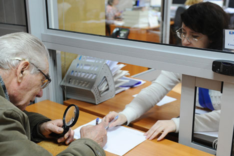  An old man fills in a document at an office of Russia's Pension Fund in Ryazan. Source: Alexander Ryumin/TASS