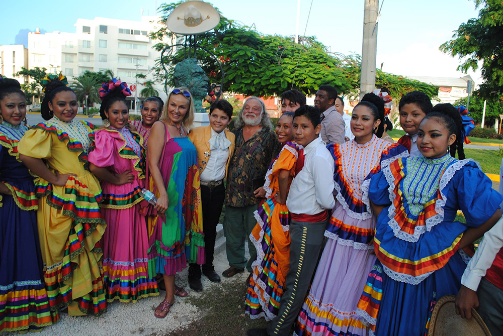 Pototsky en la ceremonia de inauguración de la escultura "Canción mexicana". Fuente: Facebook