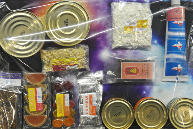 Comida espacial: do tubo de borsch de Gagárin ao caviar seco width=