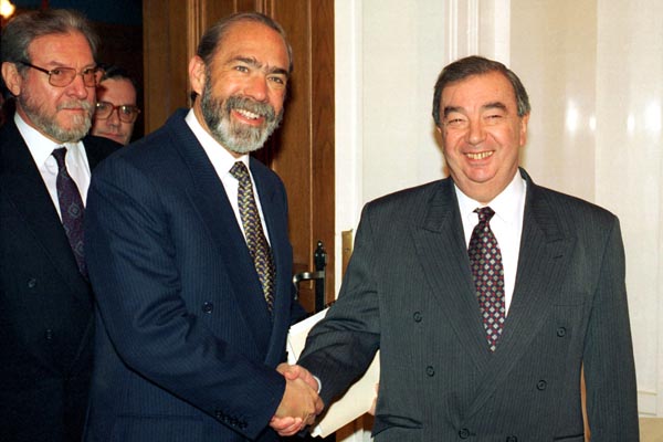 El secretario de Relaciones Exteriores de México José Ángel Gurría (izquierda) estrecha la mano del ministro de Exteriores ruso Evgueni Primakov, en Moscú en 1997.