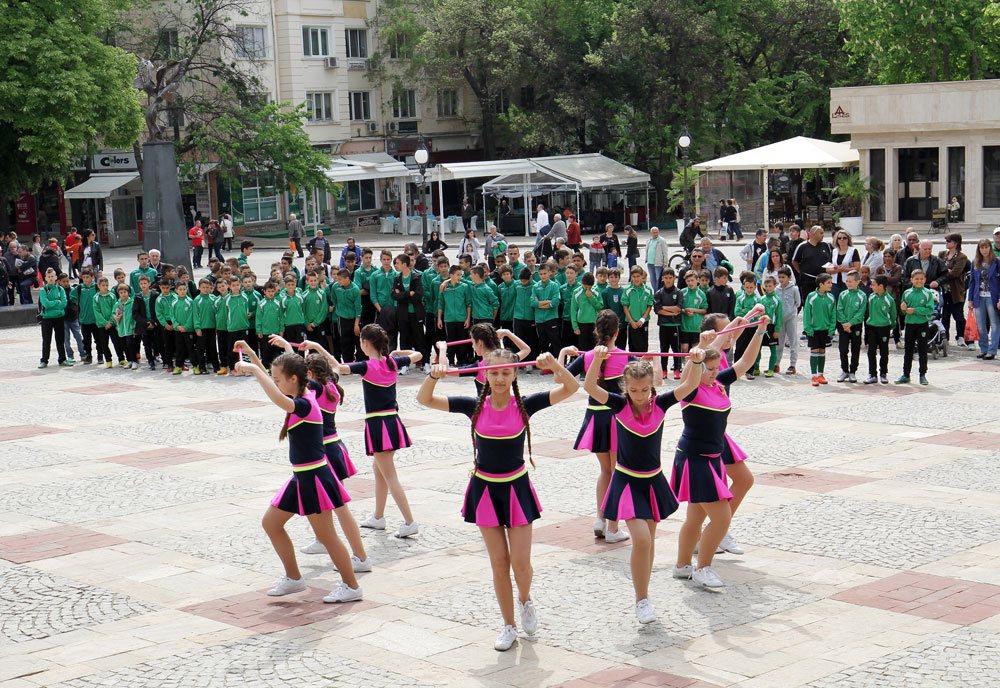 Mu00e1s de 400 personas presenciaron no solo un partido de fu00fatbol sino tambiu00e9n un evento de danzas nacionales en la plaza principal de la ciudad bu00falgara de Stara Zagora.
