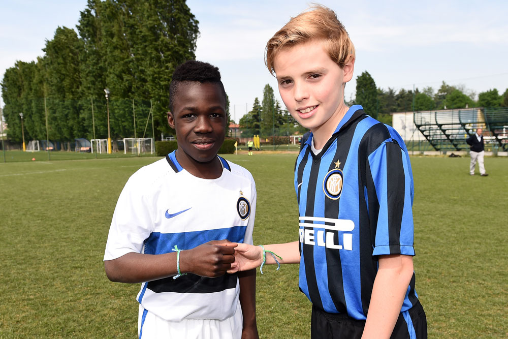 Italia. Ju00f3venes talentos del Inter de Milu00e1n con brazaletes de la amistad, su00edmbolo del programa Football for Friendship.