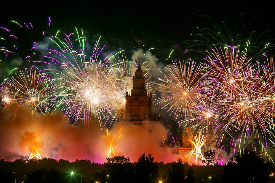 I fuochi d’artificio sopra l'edifico principale dell'Università Statale di Mosca. Fonte: Instagram