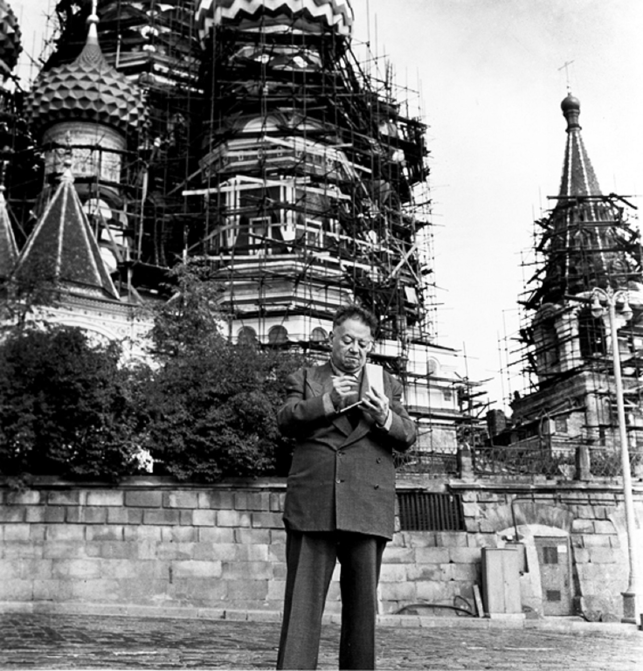 Diego Rivera en la Plaza Roja de Moscú, en 1955. / AP